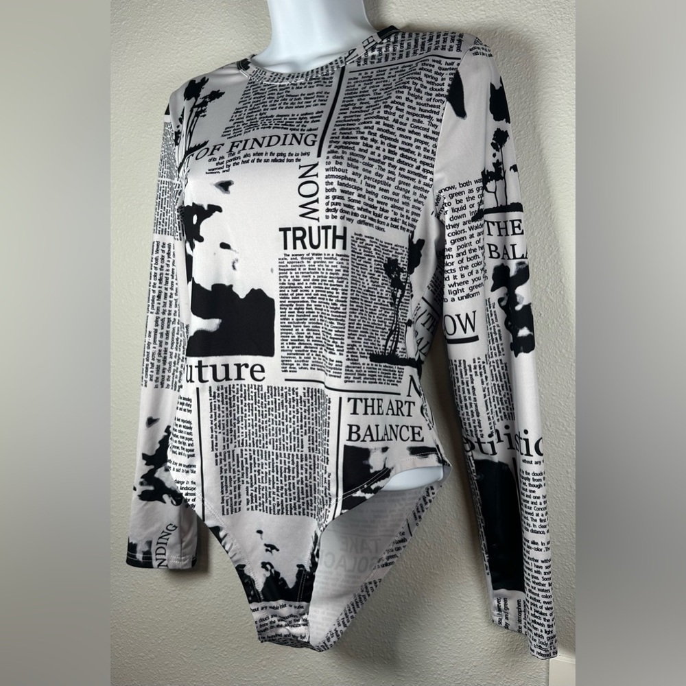 WDIRARA Women’s Newspaper Print Bodysuit Size Large